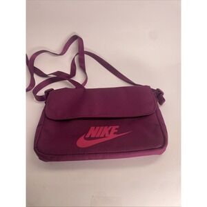 Nike Womens Sportswear Futura‎ 365 Crossbody Bag, Magenta, Berry